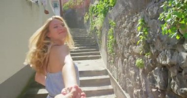 Tatil, Pov ve kadın Avrupa 'daki merdivenlerde mutlu seyahat macerası için İtalya' da el ele tutuşuyorlar. Yaz, eğlence enerjisi ve tebessümlü bir kız tatil için merdivenlerde, keşfetmek ve yolculuktan zevk almak.