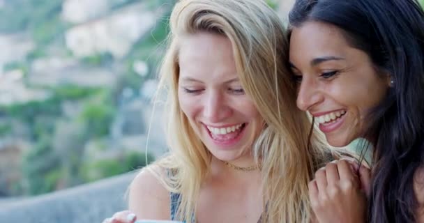 Mujeres Risas Teléfonos Celulares Para Las Redes Sociales Naturaleza Viajes — Vídeos de Stock