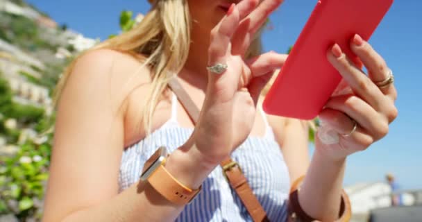 Руки Телефон Женщина Печатают Путешествуют Навигации Онлайн Цифровой Картой Отдыха — стоковое видео
