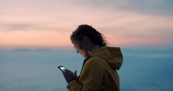 Wandern Sonnenuntergang Und Frau Mit Smartphone Tippen Und Soziale Medien — Stockvideo