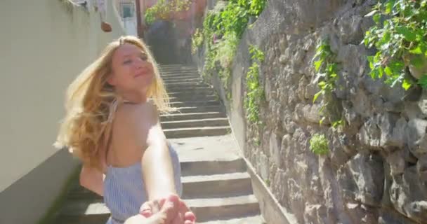 Tatil Pov Kadın Avrupa Daki Merdivenlerde Mutlu Seyahat Macerası Için — Stok video