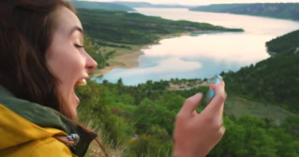 Mujer Videollamada Apuntando Naturaleza Vista Conexión Internet Comunicación Por Teléfono — Vídeos de Stock