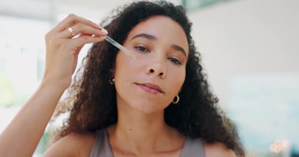 Frau Gesicht Und Serum Für Kosmetik Oder Schönheit Mit Lächeln — Stockvideo
