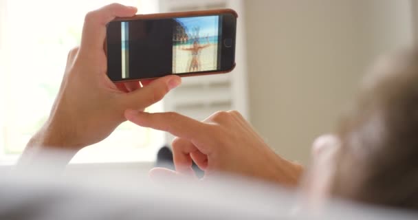 Κοντινό Πλάνο Χέρια Και Περιηγηθείτε Στο Smartphone Για Φωτογραφίες Ταξιδιωτικές — Αρχείο Βίντεο