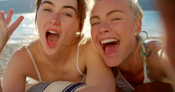 Kvinnor Vänner Och Ansikte Med Videosamtal Stranden Eller Tropiska Äventyr — Stockvideo
