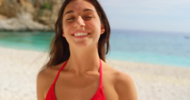 Kvinna Leende Och Bikini Stranden Semester Och Sol Mellanåret För — Stockvideo