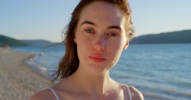 클로즈업 여자와 긍정적 사고방식을위한 방학을위한 스페인에서 미소와 해변에서 탐험을위한 해안에서 — 비디오