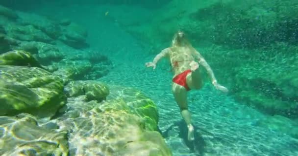 游泳和潜水是为了进行海岛探险或意大利的度假 热带或夏季探险 欧洲湖泊或天堂 海洋或度假中的女性 比基尼和户外旅行或中风 — 图库视频影像