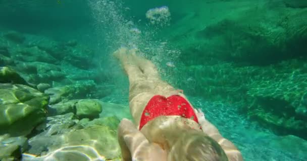 游泳和潜水去探索岛屿 去热带探险度假 户外或旅行 在天堂或欧洲夏季 环境或旅游中的女性个人 比基尼和海洋度假 — 图库视频影像