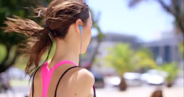 Kobieta Zewnątrz Lub Tyłu Biegacza Słuchawkami Treningu Ćwiczeń Lub Treningu — Wideo stockowe