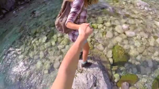 Menschen Händchen Haltend Und Fluss Freien Für Urlaubsabenteuer Der Natur — Stockvideo
