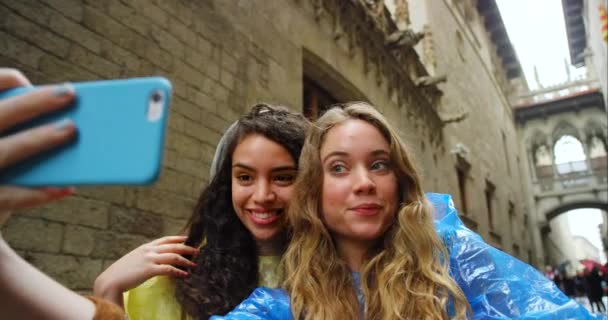 Друзья Женщины Селфи Улице Дождь Смешное Лицо Улыбкой Знаком Мира — стоковое видео