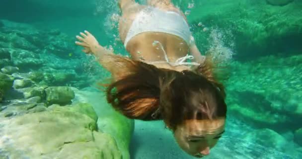 Kvinna Bad Och Undervattens För Att Utforska Naturen Tropiska För — Stockvideo
