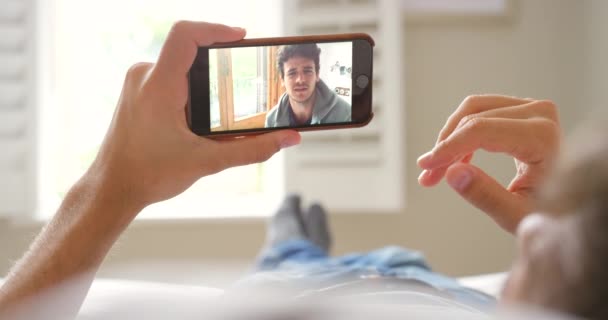Videochiamata Uomini Casa Comunicazione Cellulare Risate Gesti Mano Legare Amici — Video Stock