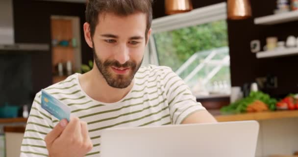 Mężczyzna Laptop Karta Kredytowa Zakupy Online Szczęśliwy Sprzedaż Lub Zniżki — Wideo stockowe