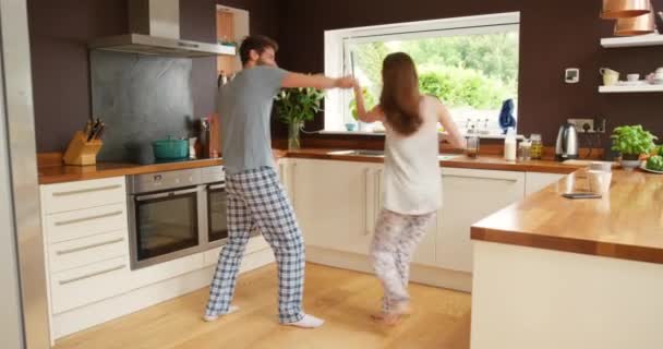 Excité Couple Danse Avec Câlin Dans Cuisine Pour Plaisir Matin — Video