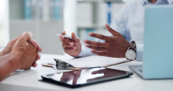 Homem Mãos Médico Consultar Paciente Com Área Transferência Documentos Seguro — Vídeo de Stock