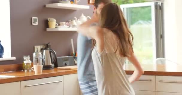 Dança Energia Manhã Com Casal Cozinha Para Celebração Felicidade Ligação — Vídeo de Stock