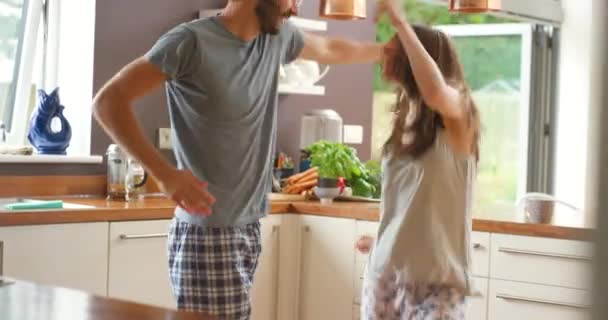 Paar Aufgeregt Und Tanzend Der Küche Für Morgendlichen Spaß Energie — Stockvideo