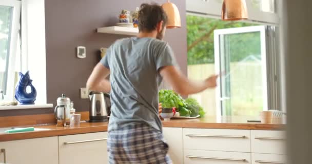 Felice Danza Uomo Cucina Con Musica Divertimento Libertà Streaming Intrattenimento — Video Stock