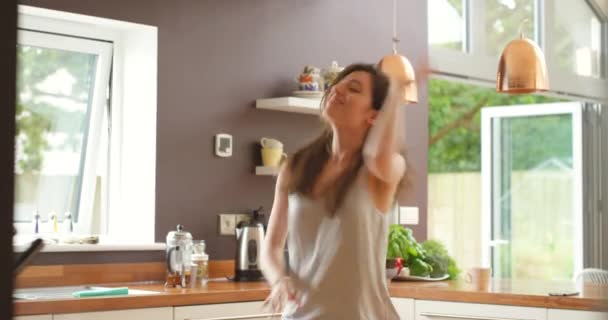 Feliz Baila Mujer Una Cocina Con Música Libertad Celebración Mientras — Vídeo de stock