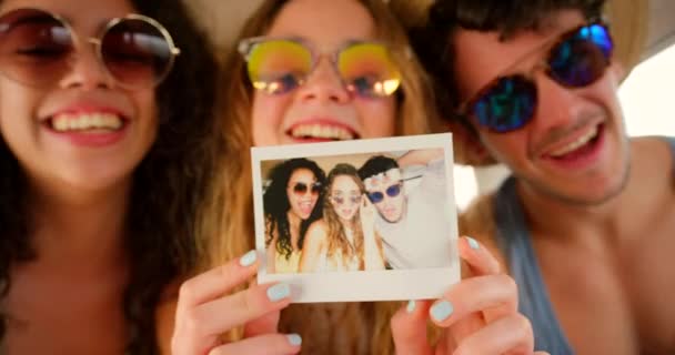 Happy Přátelé Obrázek Slunečními Brýlemi Pro Fotografování Paměť Nebo Výlet — Stock video