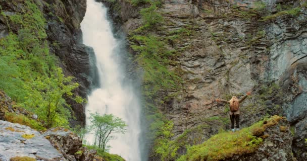 Mountain Wodospad Lub Kobieta Piesze Wycieczki Przyrodzie Przygody Zbadania Świeżym — Wideo stockowe