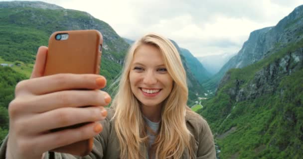 Videollamada Viajes Mujer Con Teléfono Naturaleza Senderismo Montaña Para Viaje — Vídeos de Stock