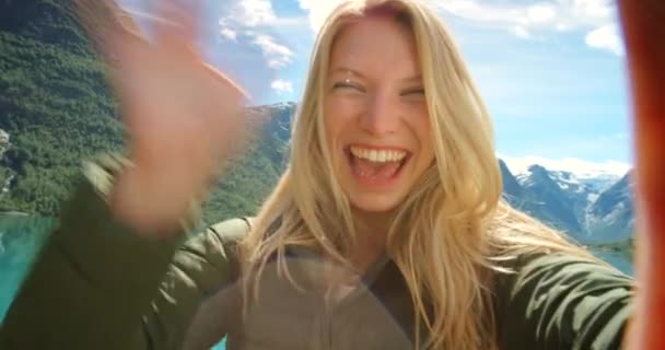 休暇中にソーシャルメディアでオンラインBigogの湖で顔 屋外または幸せな女性 ノルウェーの自然 インフルエンサー または興奮する人は セルフィービデオ またはライブストリーミングのために旅行します — ストック動画