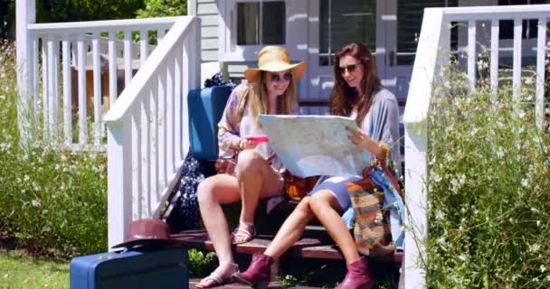 Amici Mappa Donne Casa Viaggiare Vacanza Vacanza Destinazione Viaggio Felice — Video Stock