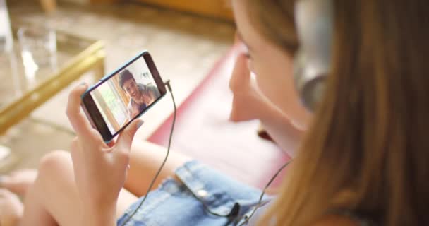 Mujer Teléfono Ola Hola Videollamada Conversación Virtual Hablar Con Novio — Vídeos de Stock