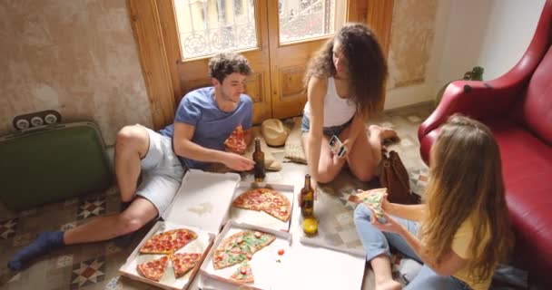 比萨饼和朋友在地板上的电话摄影与吃饭 乐趣和结合在一个房子里 快餐和一群人在客厅里用智能手机应用于社交媒体博客 — 图库视频影像