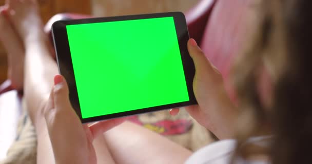 绿色屏幕 平板电脑和沙发上的女性手 用于互联网 搜索或社交媒体的家庭特写 带已婚 滚动或在线 平台或聊天的客厅中的数字 空间和女性 — 图库视频影像
