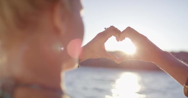 Mujer Gesto Corazón Puesta Sol Playa Para Amor Libertad Expresión — Vídeo de stock