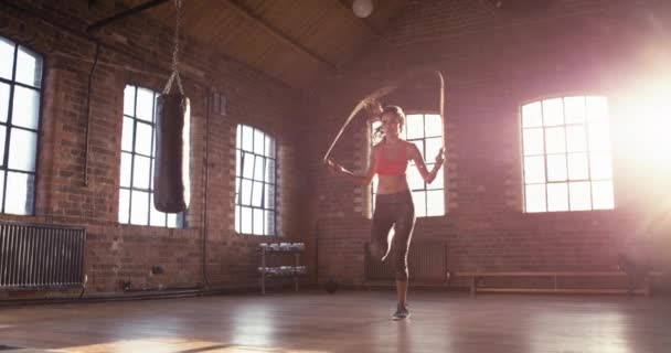 Mulher Exercício Pular Corda Ginásio Boxe Com Treinamento Cardio Fitness — Vídeo de Stock