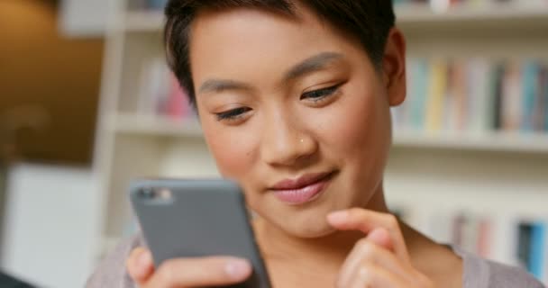 日本女人 电话和短信与搜索 阅读或在家里连接的网络博客密切合作 智能手机和通知与滚动 点击或移动应用程序的社交网络在家里 — 图库视频影像