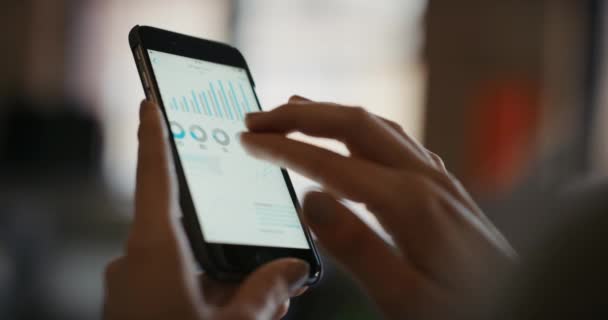 Finansal Rapor Yatırım Istatistikler Için Ellerinizi Telefon Ekranınızı Grafiğinizi Birleştirin — Stok video