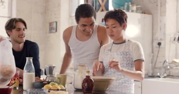 早上和朋友一起在厨房的家 为健康或周末的结合 为饮食或营养而与公寓里的男女室友一起吃饭 微笑或快乐 — 图库视频影像
