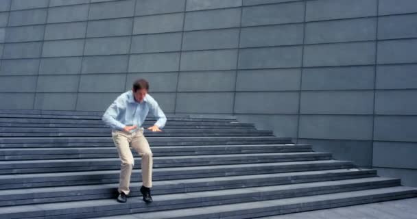 Homme Affaires Danse Escaliers Pour Célébration Les Objectifs Heureux Avec — Video