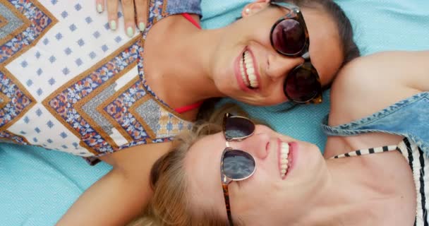Lezbiyen Çift Dışarıdaki Piknik Battaniyesinde Sevgi Öpücükler Gözlüklü Özenli Yukardan — Stok video
