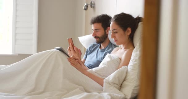 Relaks Tablet Telefon Łóżku Dla Par Nawiązywanie Więzi Rozmowy Lub — Wideo stockowe
