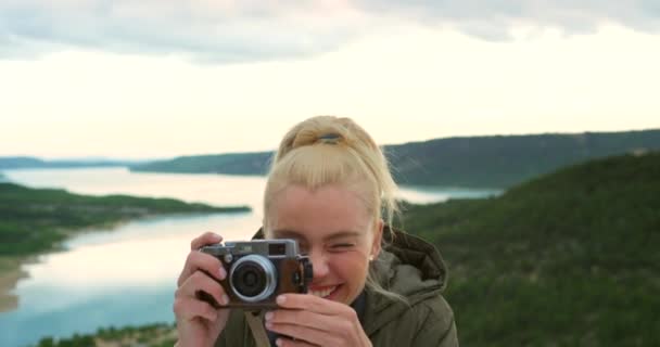 图片和快乐的女性在挪威度假时的一次远足之旅 在欧洲 兴奋的老式摄影和笑着的女性外出度假 带着回忆挥手 — 图库视频影像