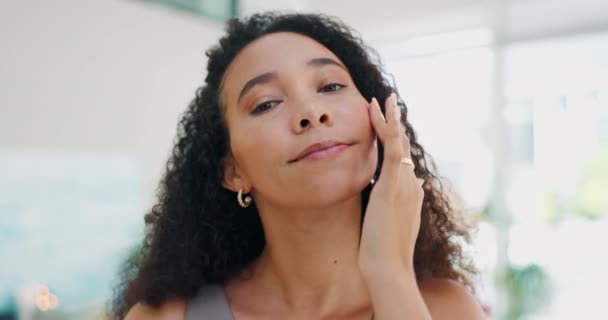 Mulher Rosto Mositurizer Para Cuidados Com Pele Beleza Com Sorriso — Vídeo de Stock