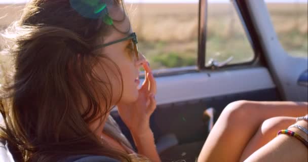 Podróż Samochód Kobieta Wakacji Okulary Przeciwsłoneczne Podekscytowany Podróży Transportu Szczęśliwy — Wideo stockowe