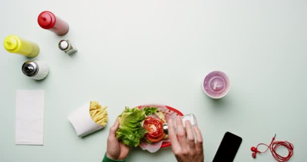 Fent Ebéd Asztalnál Ülő Személy Telefonnal Étteremben Kávézó Étterme Hamburgert — Stock videók