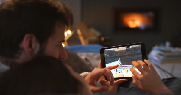 Tablette Écran Couple Regardant Ensemble Des Images Pour Les Médias — Video
