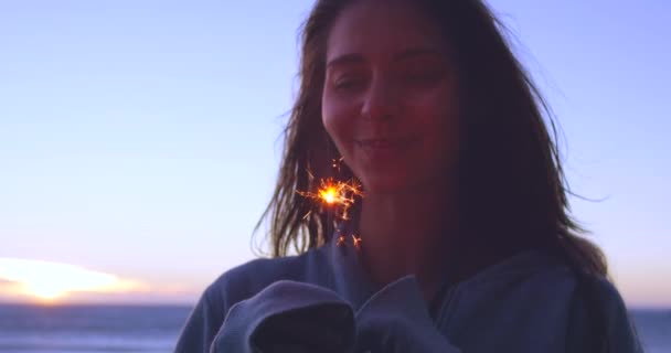 Femei Apus Soare Scântei Pentru Celebrarea Plajei Artificii Fericite Artificii — Videoclip de stoc
