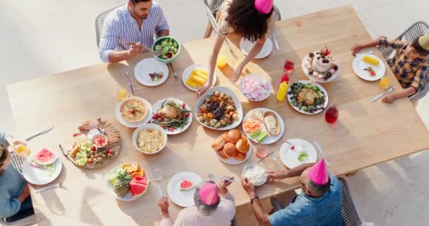 Rodzina Stół Przyjęcie Urodzinowe Odkryty Patio Góry Uroczystości Jedzenie Miłość — Wideo stockowe