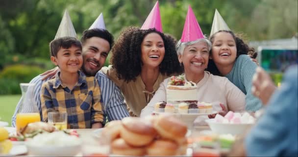 Rodzina Przyjęcie Urodzinowe Ludzie Robiący Zdjęcia Świeżym Powietrzu Szczęście Świętowanie — Wideo stockowe