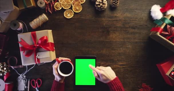 Vista Superior Manos Tableta Pantalla Verde Para Envases Navidad Comercio — Vídeo de stock